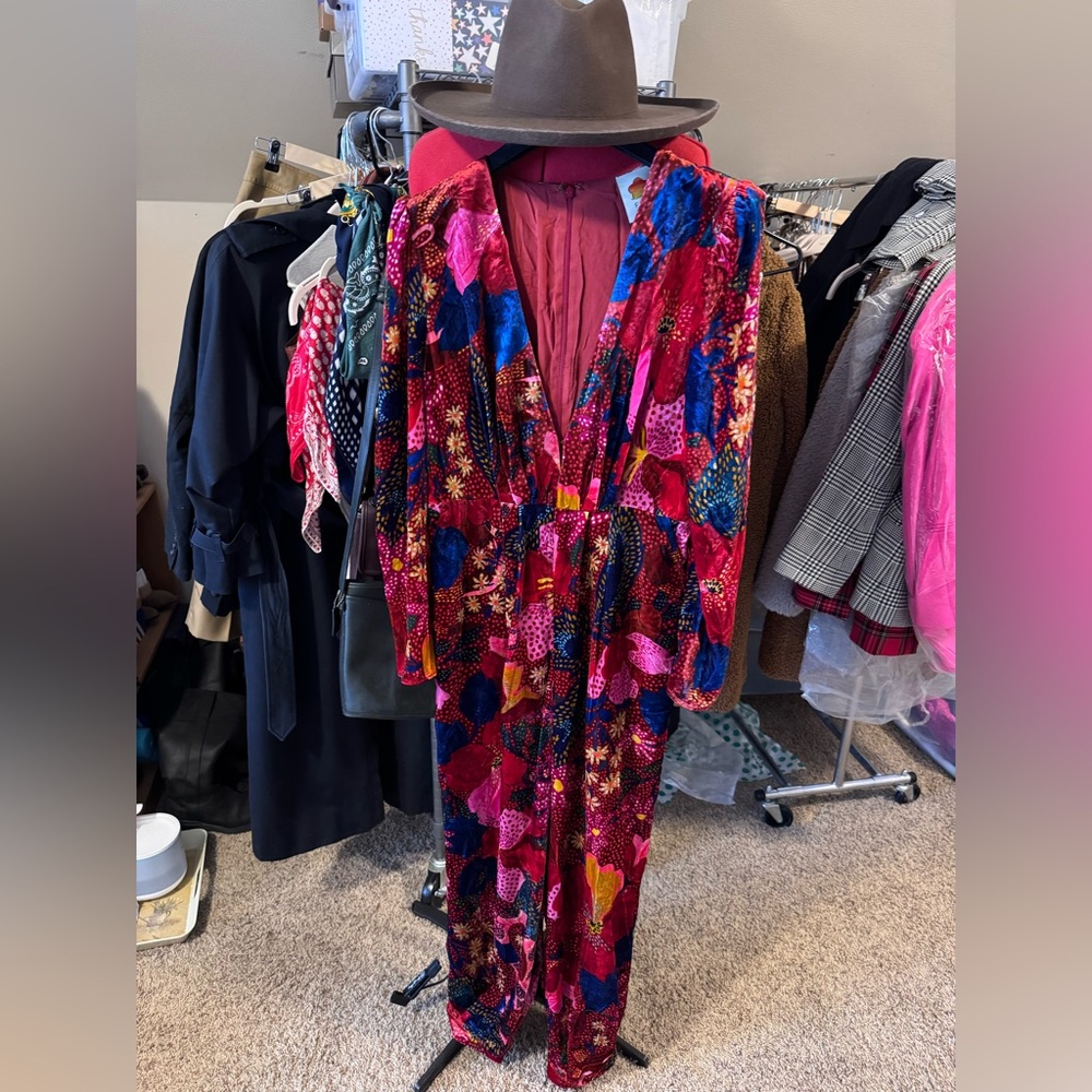 NWOT Farm Rio Floral Velvet Print V-Neck Jumpsuit with Pockets- Size Large - Picture 7 of 15
